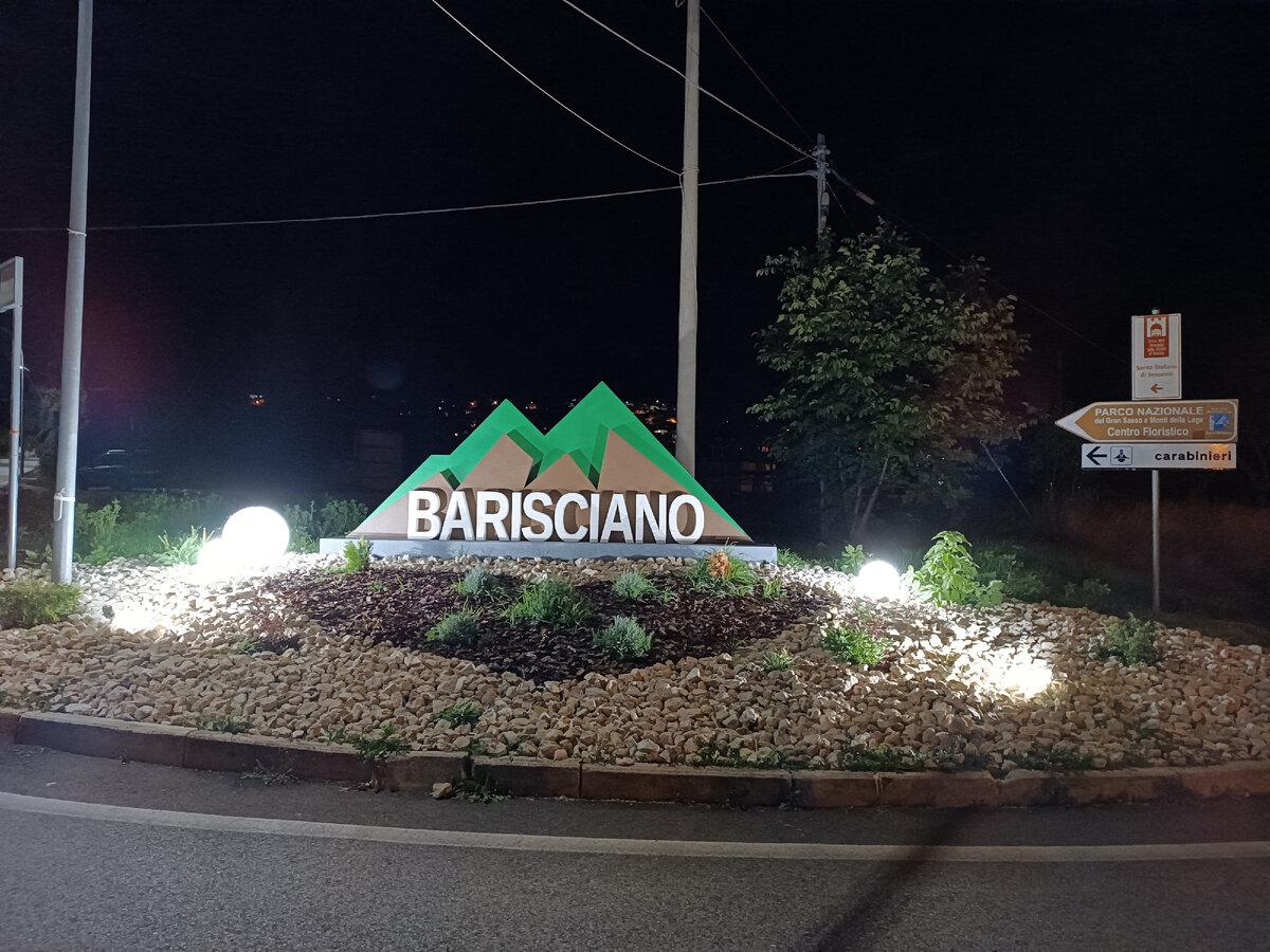 Перед нашим отелем поворот в город