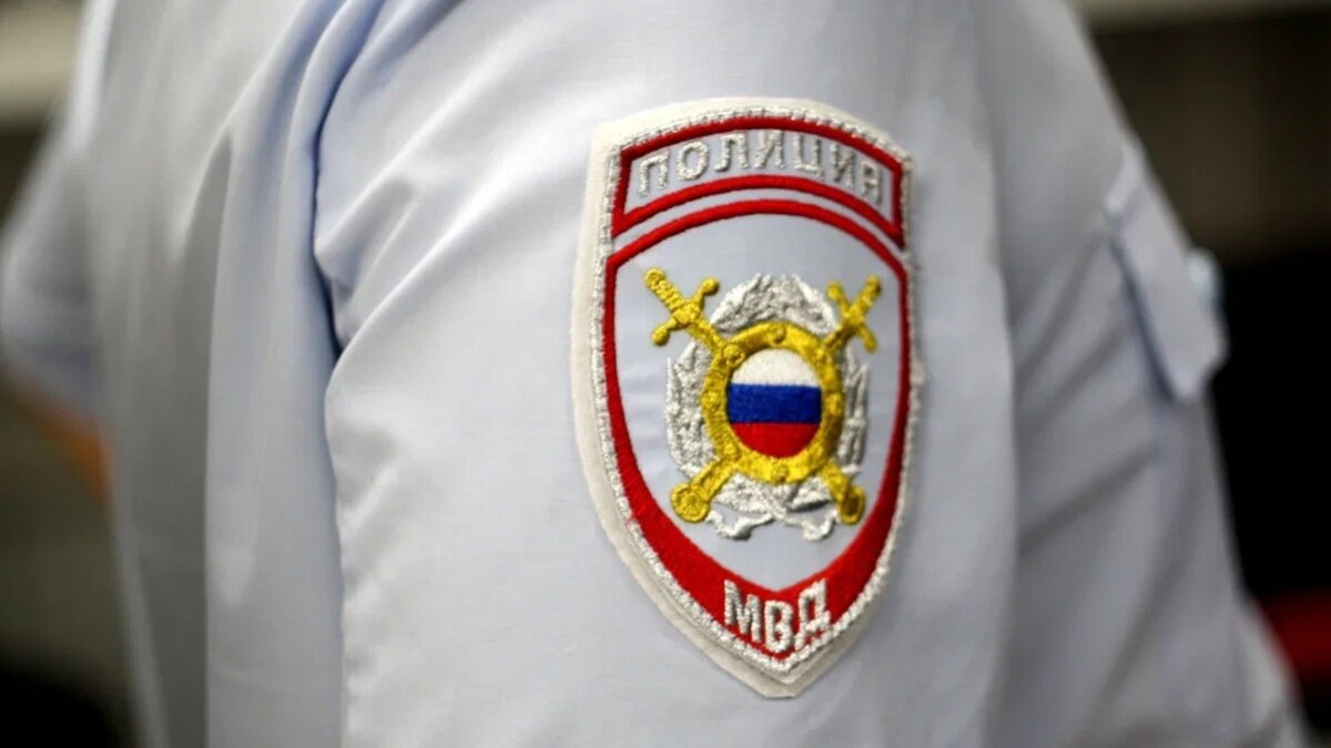     В Елабуге 29-летний житель Менделеевска в нетрезвом виде обругал нецензурной бранью полицейских и набросился с осколков на одного из сотрудников ведомства. Об этом сообщил старший помощник главы СУ СКР по Татарстану.