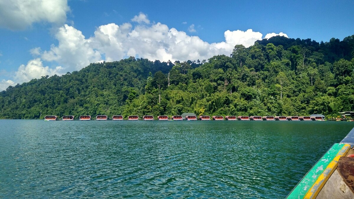 Плавучий отель на искусственном озере Чао Лан. Таиланд, ноябрь 2018.