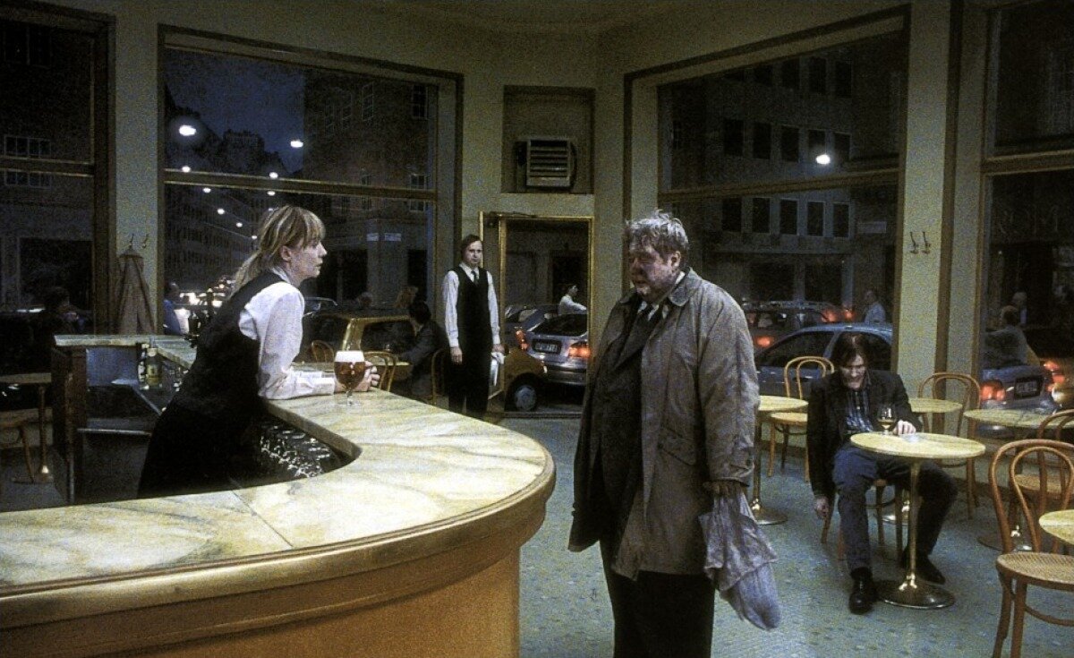 Кадр из фильма "Песни со второго этажа"