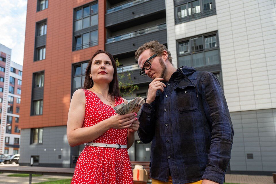     Ключевая ставка от Центробанка стремится вниз, но ипотека дешеветь не спешит. Юлия ПЫХАЛОВА