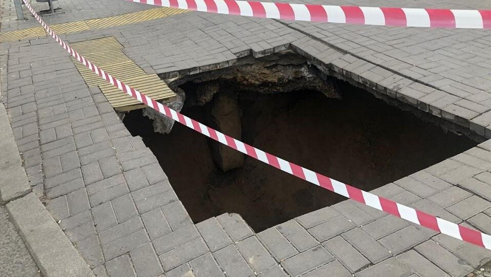     В Казани прокуратура Вахитовского района проверит все подробности и обстоятельства провала тротуара. Об этом сообщила пресс-служба надзорного ведомства Татарстана.