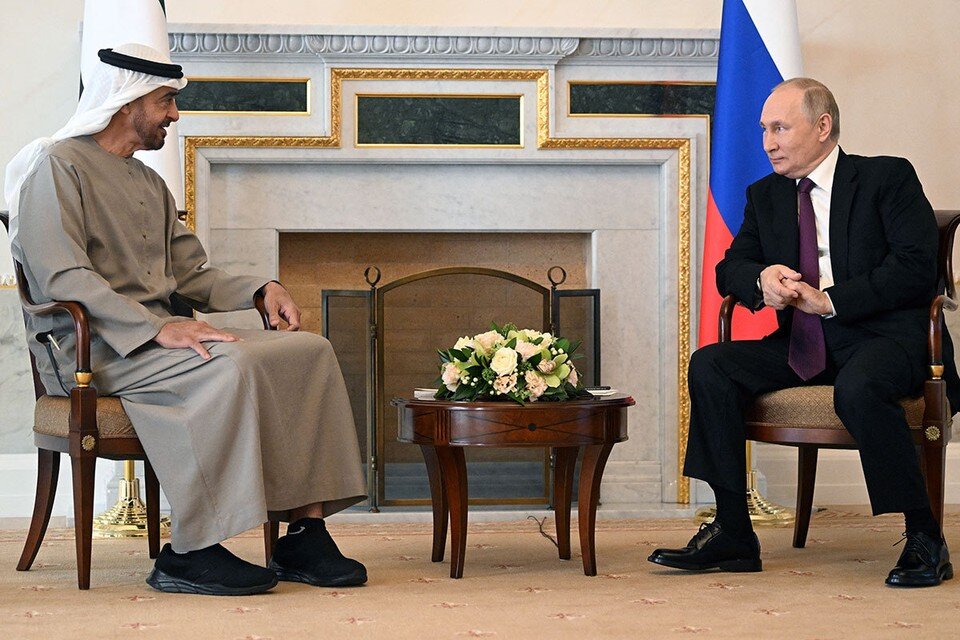     Владимир Путин принял в Петербурге президента ОАЭ Мухаммеда Аль Нахайяна.  REUTERS