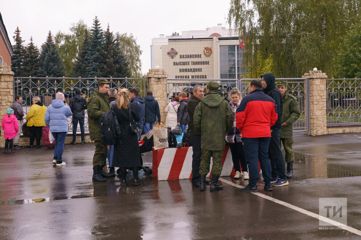 ​После получения повестки времени едва хватило на то, чтобы собрать армейский рюкзак и попрощаться с родными. Фото: © Салават Камалетдинов / «Татар-информ»
