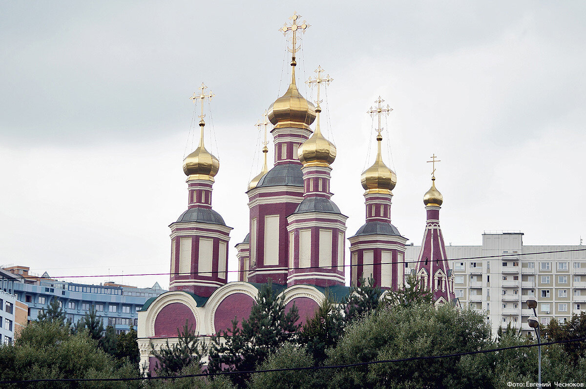 Погода москва тропарево никулино. Вернадского 90 храм Архангела Михаила. Храм Архангела Михаила в Тропареве. Храм Михаила Архангела в Тропареве иконы.