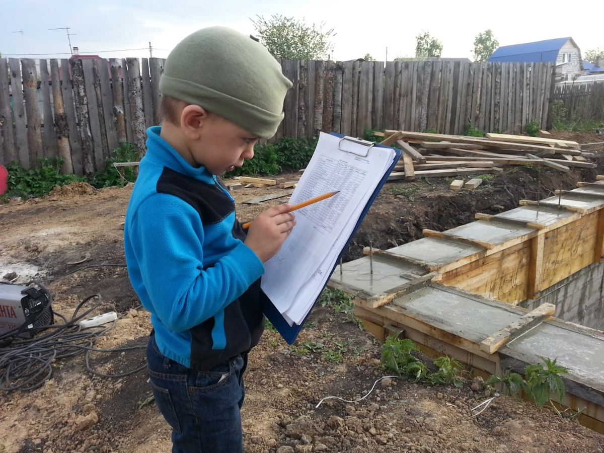 Сережа на работе у отца обучается:)