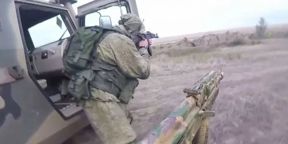 Военные в полях с оружием.  фото: картинки  яндекса.