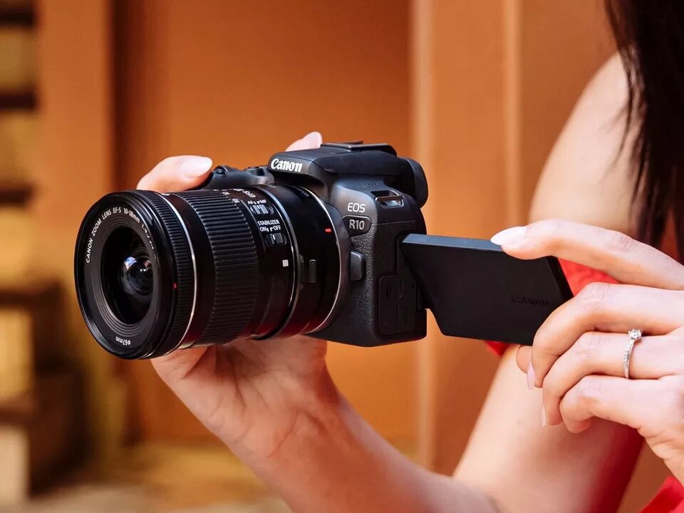 Камера Canon EOS R10 с объективом Canon EF-S 10-18mm f/4.5-5.6 IS STM и переходником Canon Mount Adapter EF-EOS R