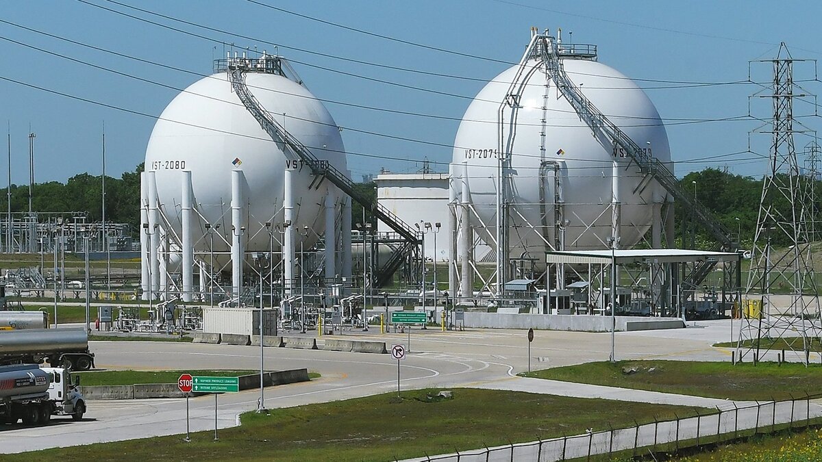    Шаровые резервуары на окраине Хьюстона, штат Техас© РИА Новости . Сергей Мамонтов