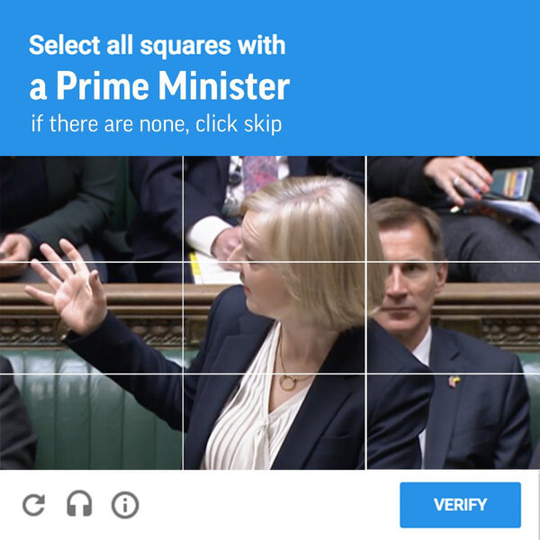 Фото © Twitter / riotgrandma72