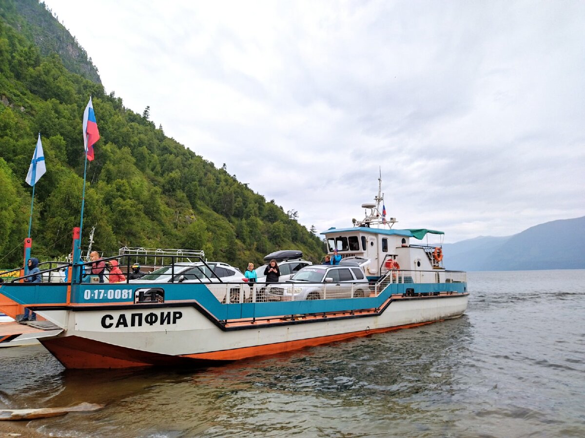 Полная загрузка плавучей баржи.
