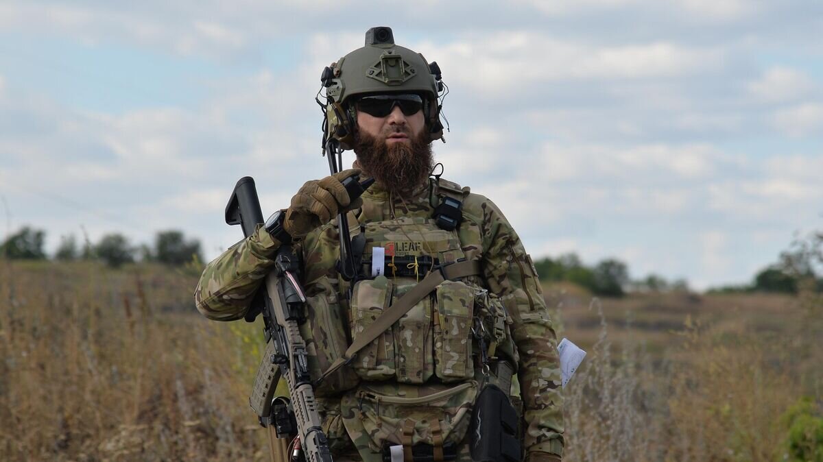    Боец специального полка полиции имени Героя России Ахмата-Хаджи Кадырова на окраине Лисичанска© РИА Новости / Виктор Антонюк