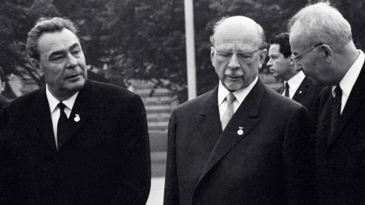 Слеаа направо: Л. Брежнев, В. Ульбрихт, Г. Гусак.