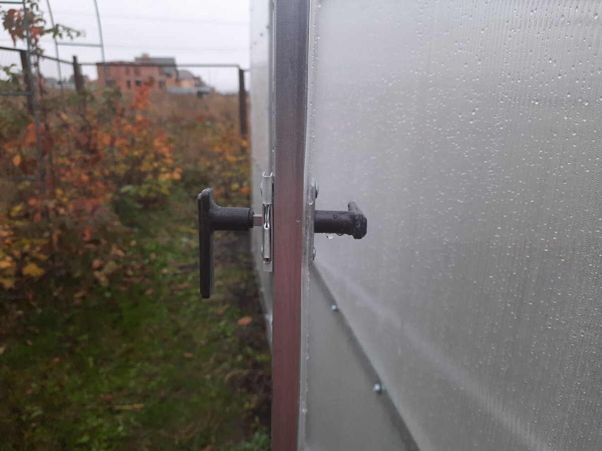 Ручка удобная, с двух сторон, можно изнутри закрывать, когда весной в теплице работаешь