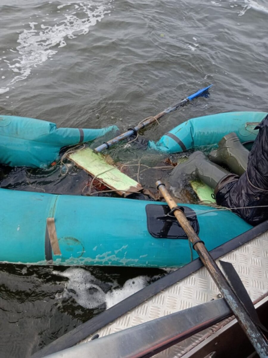     Рыба сорвалась и вылетевшая из воды от усилия блесна с крючками заставила лодку лопнуть. Фото: МВД Марий Эл