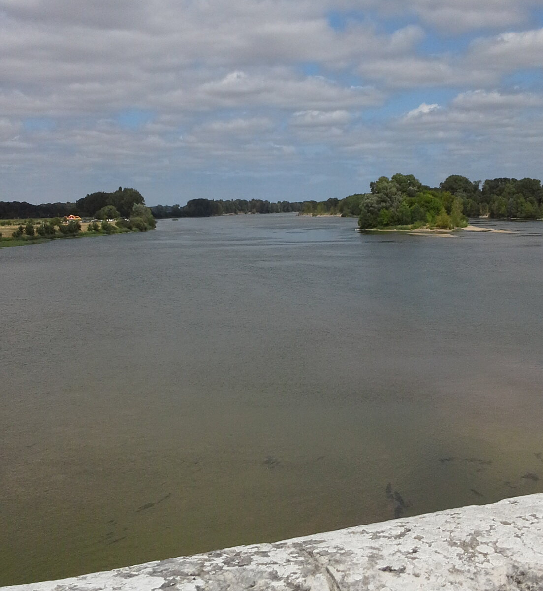 Луара, ставшая границей во время описываемого периода Столетней войны. Фото автора