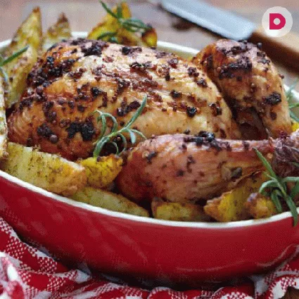Блюдо, приготовленное из курицы с картошкой, станет палочкой выручалочкой, если нужно сделать праздничный обед, а нет времени. Ингредиенты быстро подготавливаются, отправляются в духовку, и хозяйка в эти 70 минут может заниматься своими делами.