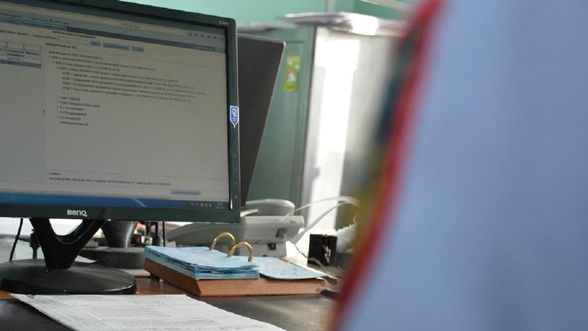    Полицейский в форме сидит за столом:ДП СКО