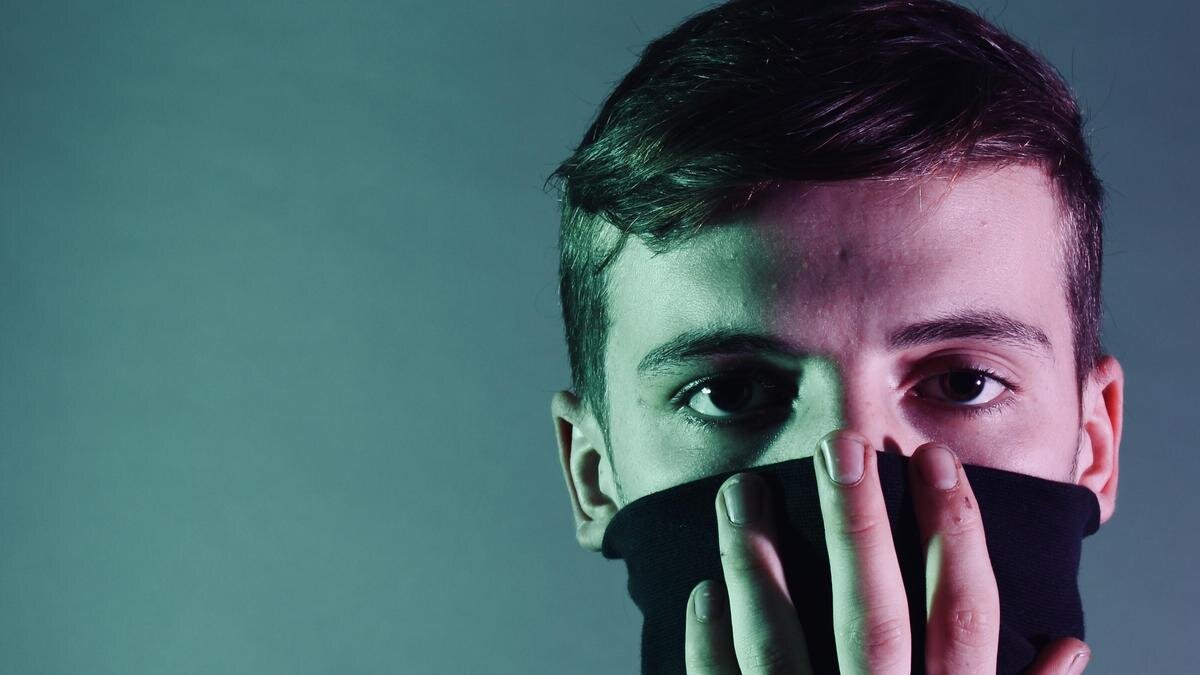    Парень прикрывает лицо:pexels.com