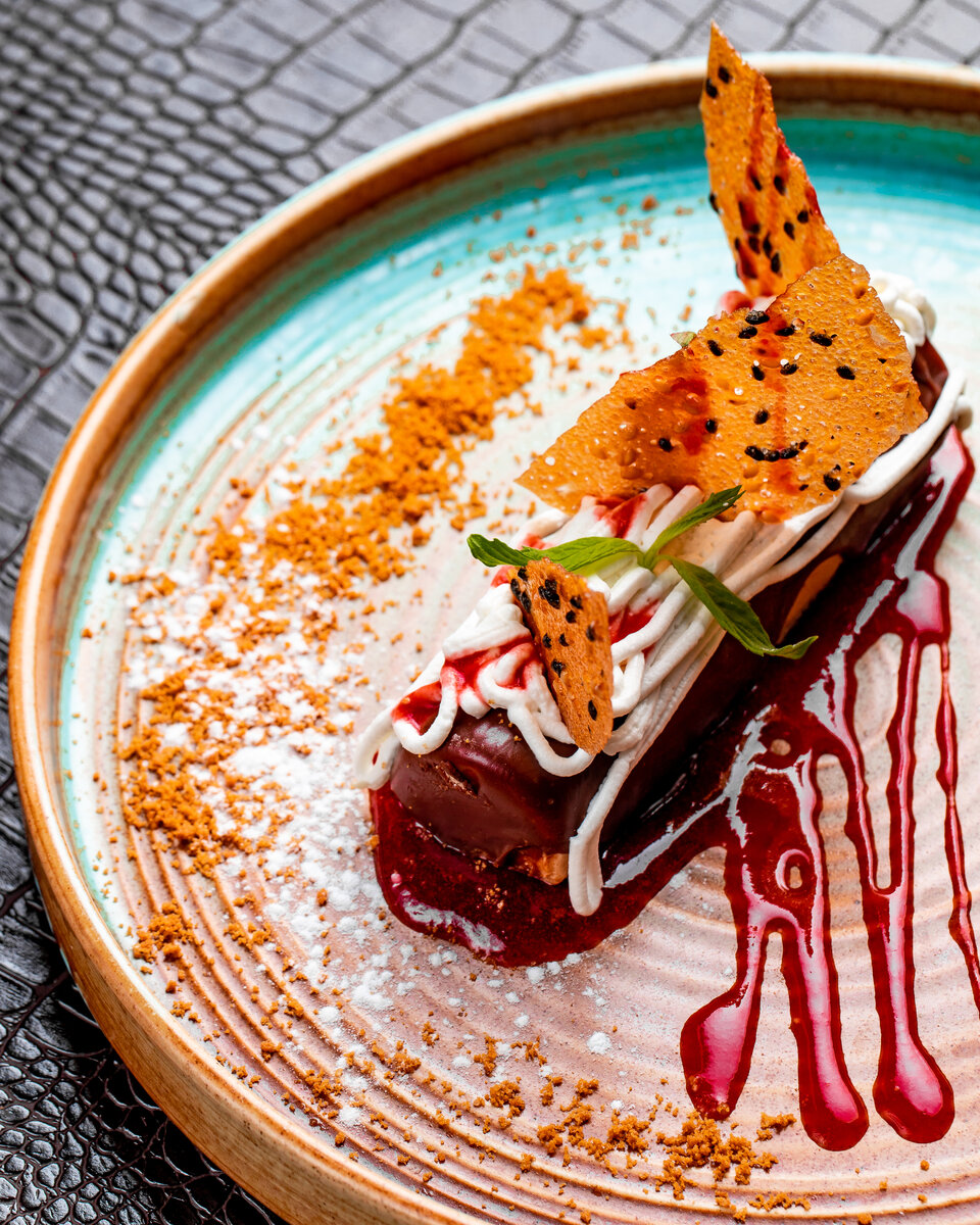 Источник фото: https://ru.freepik.com/free-photo/side-view-of-chocolate-eclair-with-whipped-cream-and-strawberry-on-a-plate-decorated-with-berry-syrup-and-powdered-sugar_9302108.htm