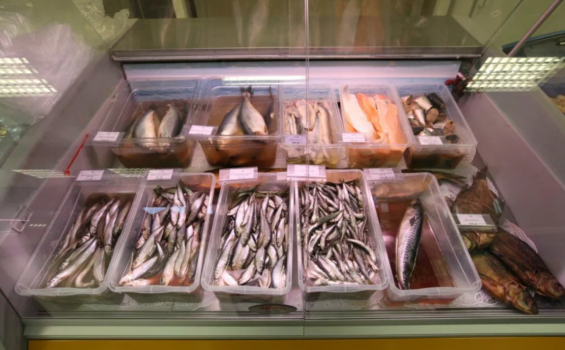 Рыбный магазин московский. Выкладка рыбы. Рыбная витрина. Выкладка рыбы в магазине. Выкладка рыбы на витрине.