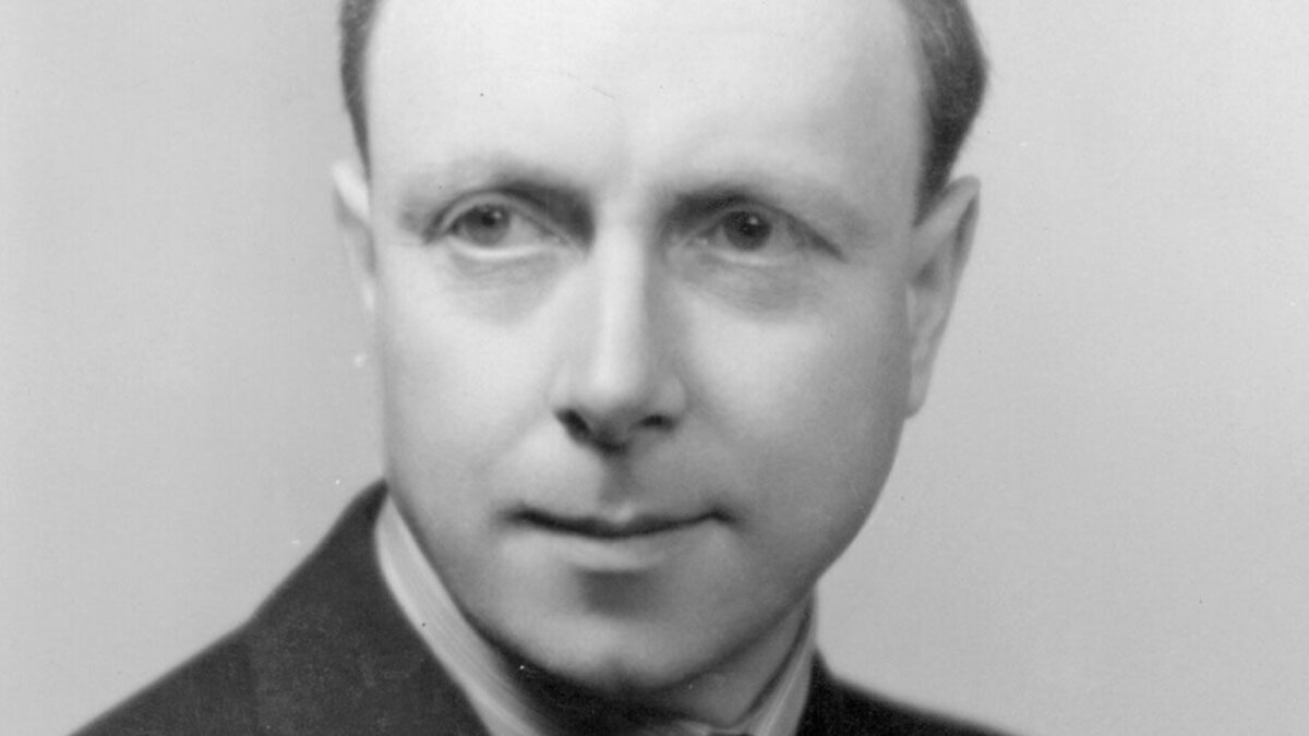 Арчибальд Кронин (1896-1981) — шотландский писатель и врач, автор романов «Замок Броуди», «Звезды смотрят вниз», «Цитадель», «Путь Шеннона», «Памятник крестоносцу».