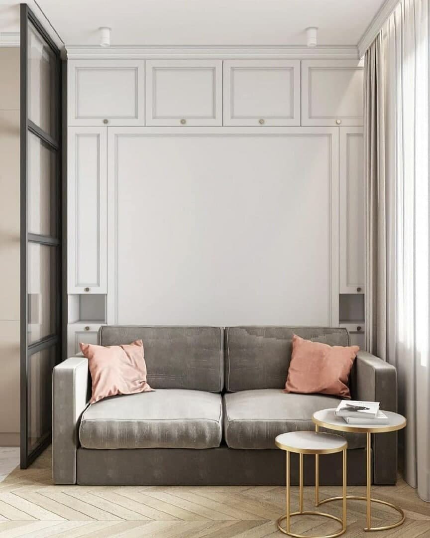 Стеклянная перегородка для зонирования квартиры. Студия в пастельных серо-пудровых тонах