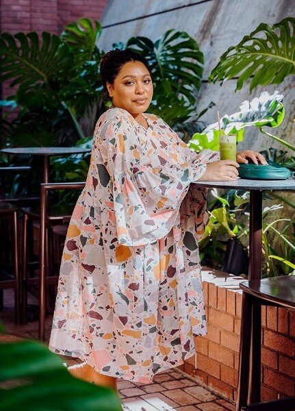 Присборенные рукава становятся ярким акцентом в этом платье.