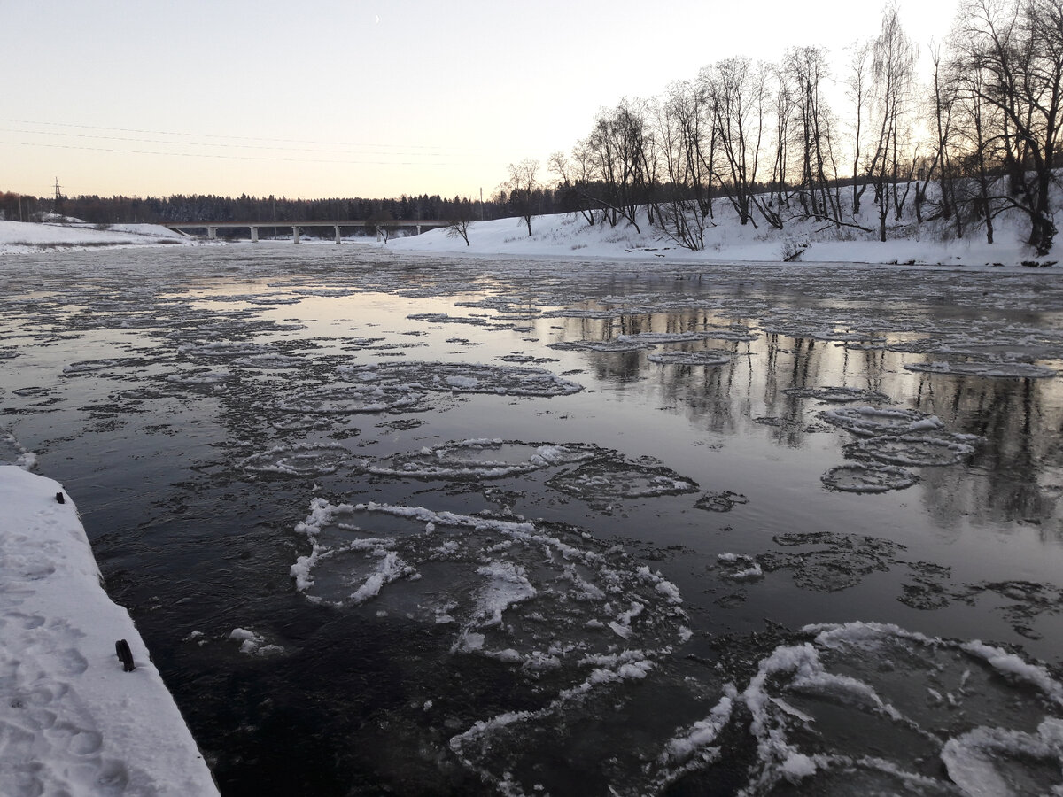 Когда количество шуги на поверхности достигает 80%, формируются ледяные мосты, тормозящие скорость течения и ускоряющие образование льда. Общее правило для рек: чем выше скорость течения и турбулентность потока, тем медленнее образуется лёд.