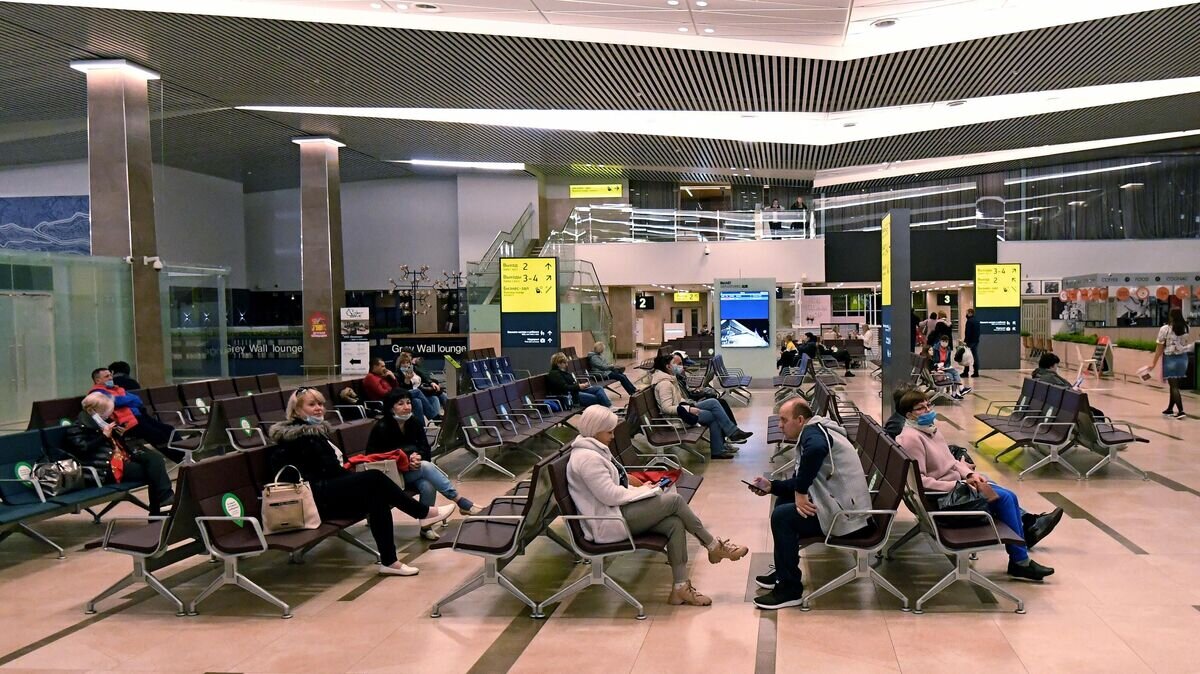    Пассажиры, прошедшие регистрацию, в международном аэропорту имени Дмитрия Хворостовского в Красноярске© РИА Новости / Илья Наймушин