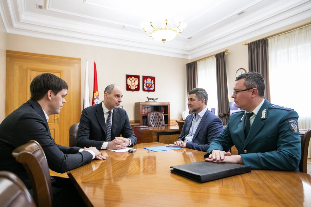    Губернатору Денису Паслеру представили нового руководителя УФНС по Оренбургской области Дениса Смехова