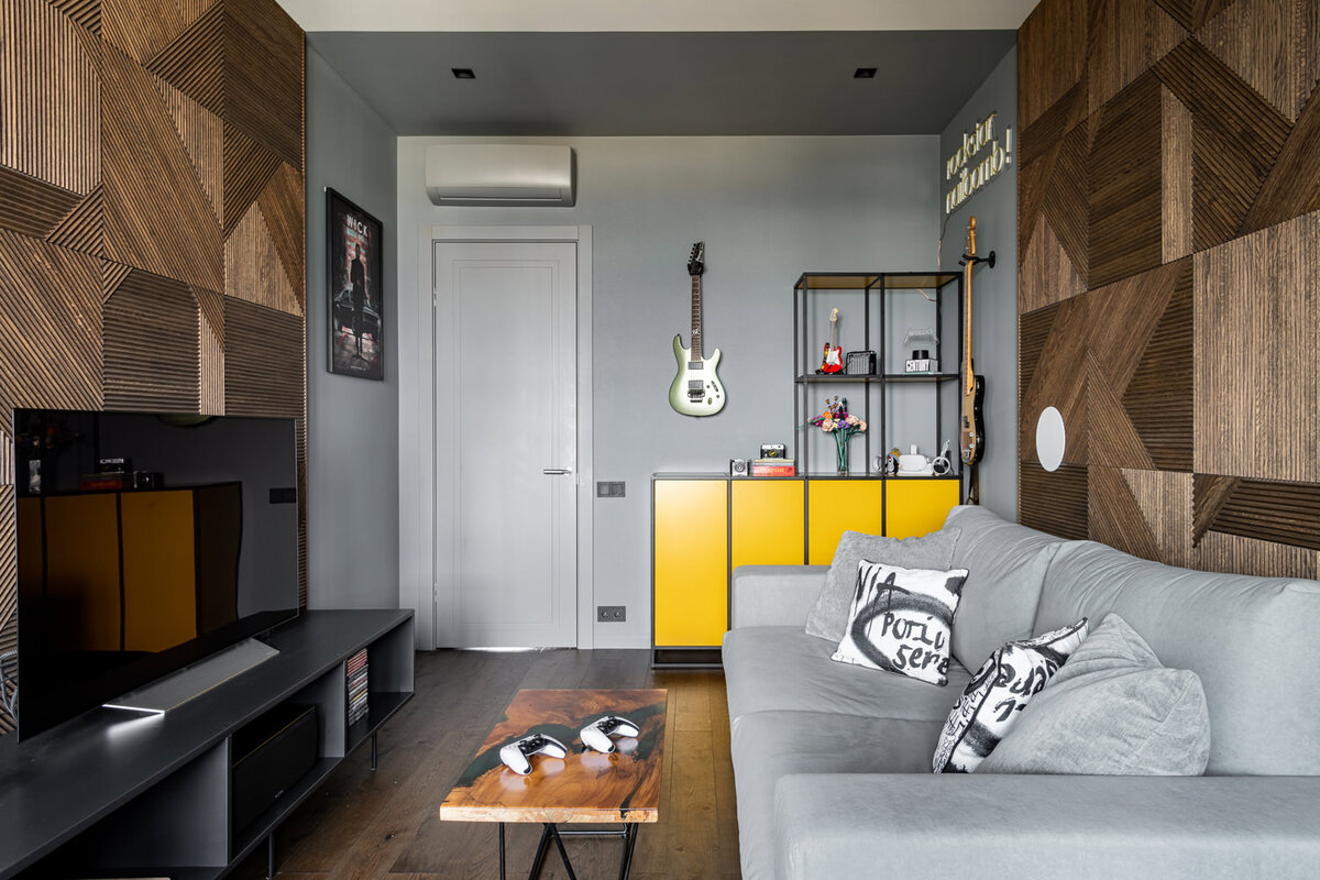 «Игровая» комната в квартире по дизайну Влады Загайновой. Столик, собственность хозяина из предыдущей квартиры. Диван, Wellige. Стеллажи делали на заказ в «Август Кухни».