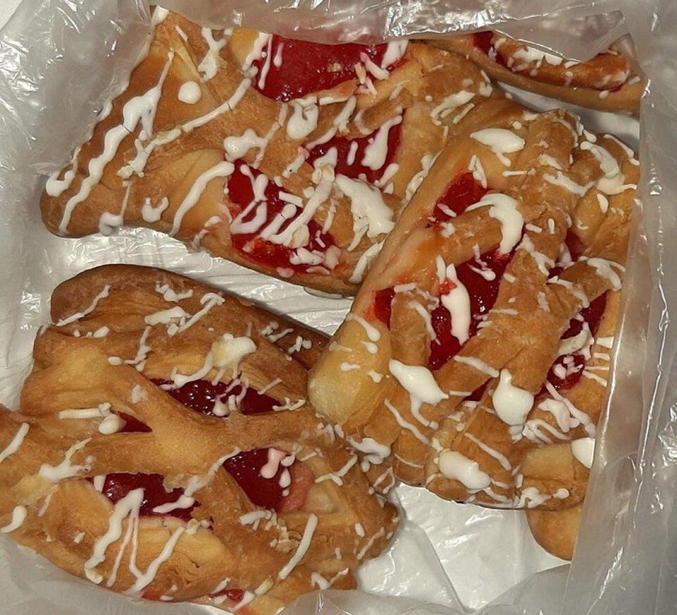     В слоеных пирожных с начинкой нашли незаявленный синтетический краситель. Фото: Госстандарт