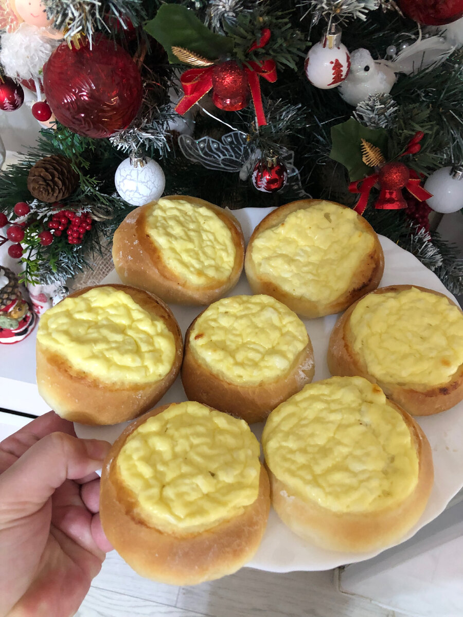 Ватрушки любимое блюдо нашей семьи и за кадром пирожки с ветчиной и сыром. 
