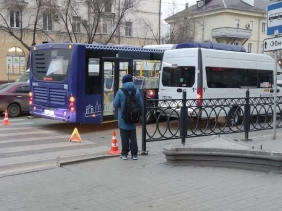     ДТП с участием синих автобусов не могут поделить дорогу / Соцсети