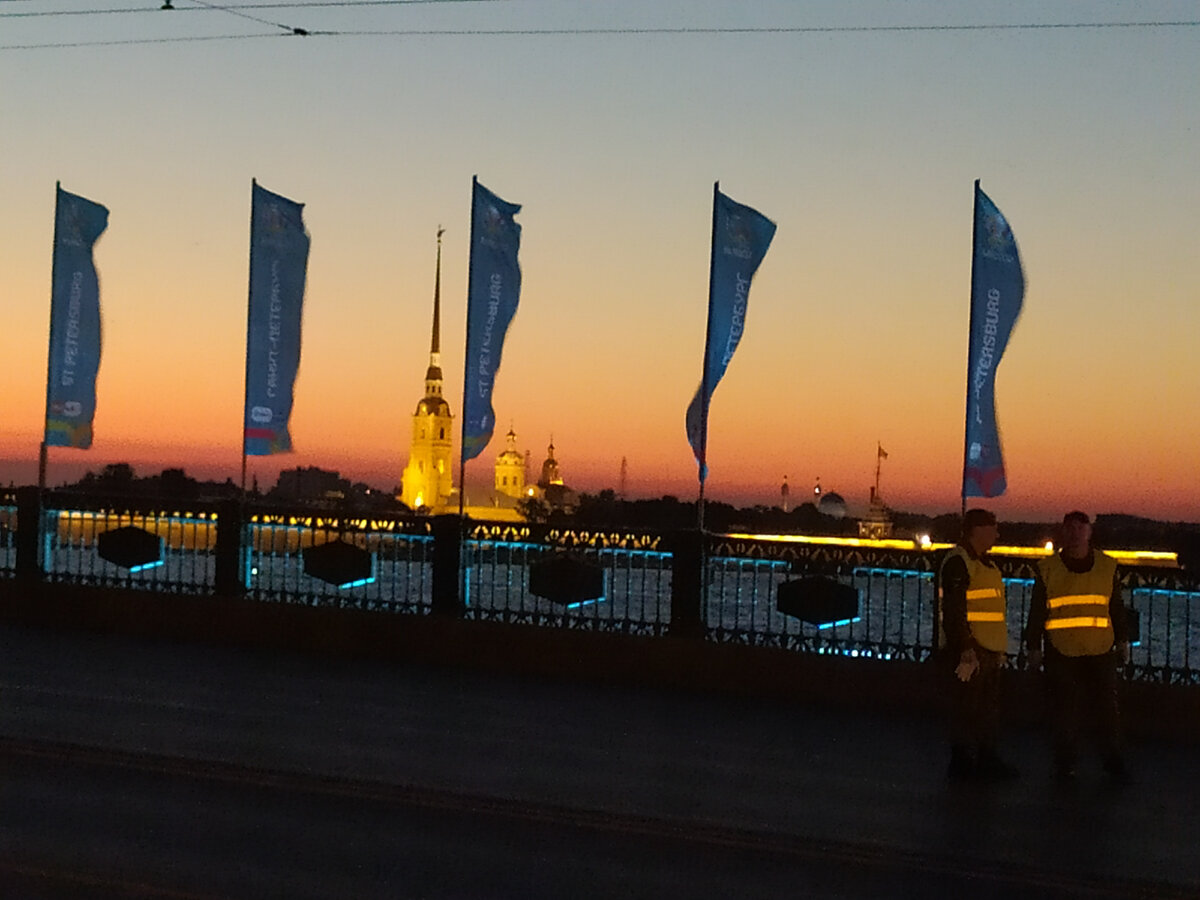 Перед открытием моста Вид на Петропавловскую крепость