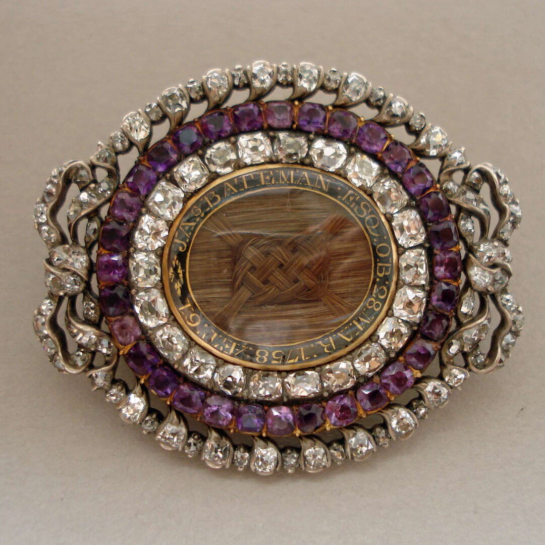 Брошь с локоном волос, надпись "J.A.S. BATEMAN. ESQ OB 28. MAR 1758..." Британский музей