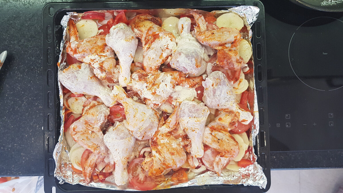 Куриное филе, запечённое с луком и помидорами — рецепты | Дзен