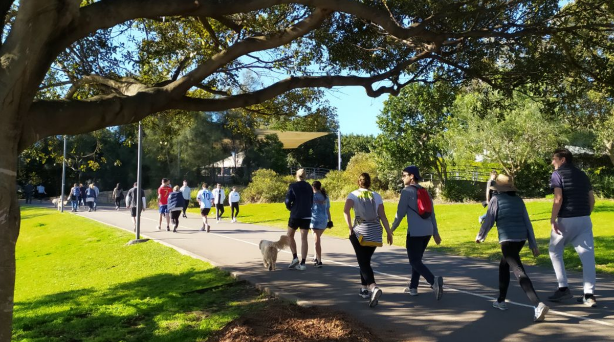 Люди шли просто непрерывным потоком, фотография не отражает того, количества людей, которые наматывали там круги.