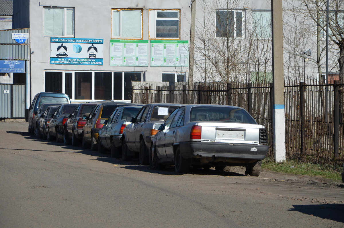 Автомобили у территории автобусного парка. Май 2021