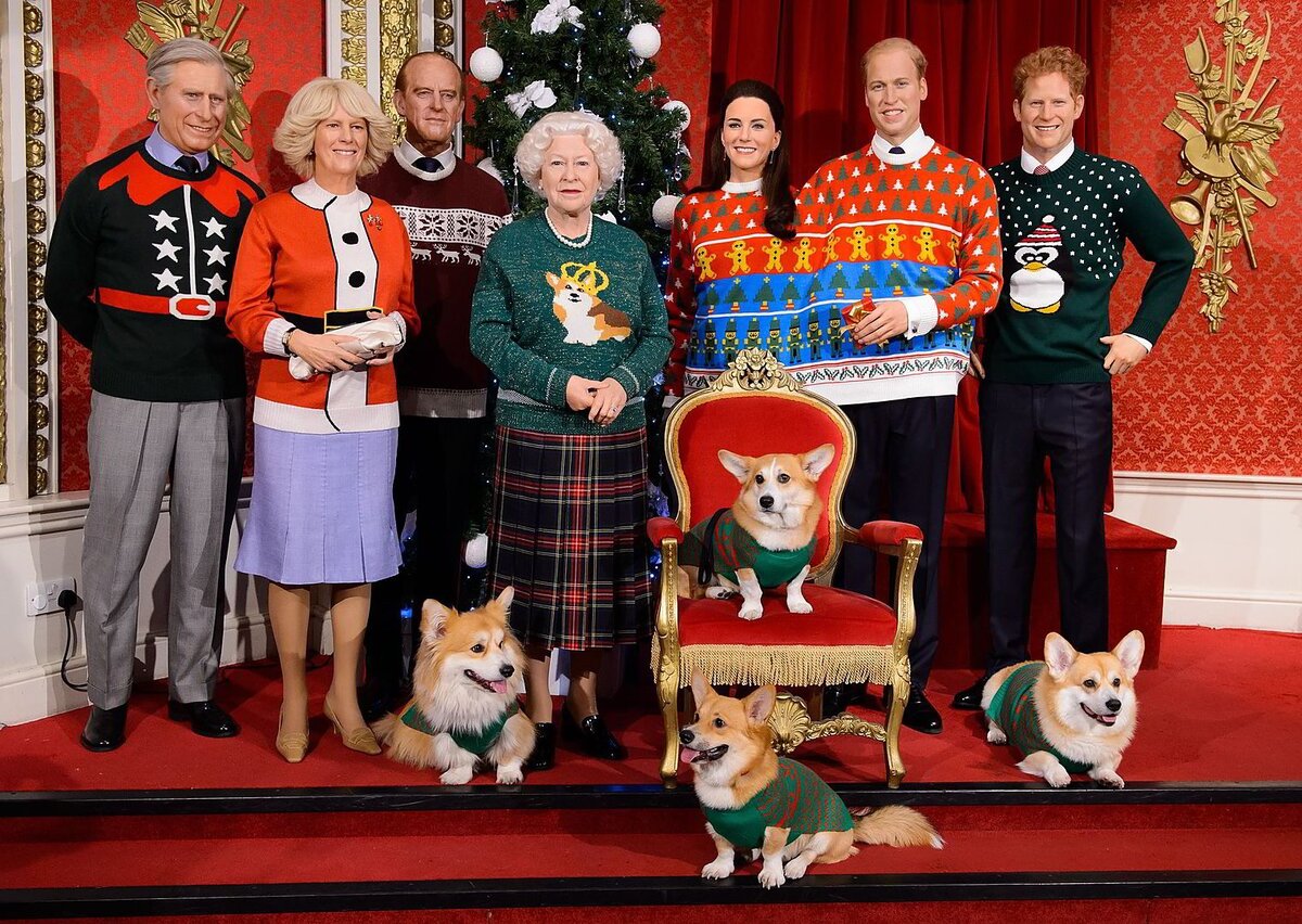 Этот снимок сделан в музее Тюссо. Из реальных здесь только корги, но дух королевского Рождества фотография передает. Фото из сети Интернет