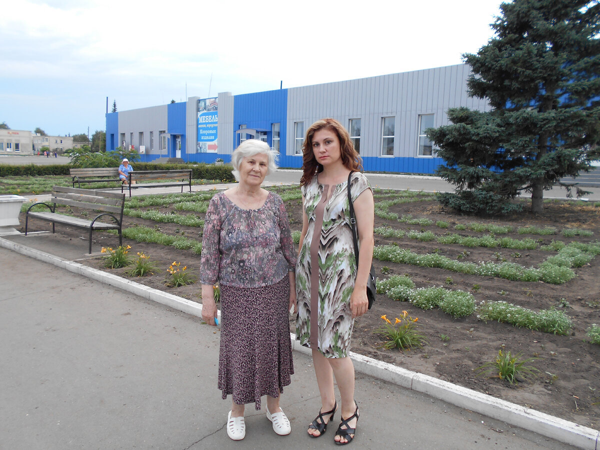 Эту блузку с юбкой я тоже маме с собой в сумку положила: она любит этот комплект - может, когда и оденет в пансионате (там иногда бывают мероприятия - приходит баянист, например...). Фото из семейного архива