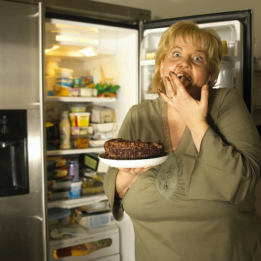 Обжорство. Женщина ест. Женщина жрет. Холодильник с едой. Москва дубай я еду тратить кучу бабок