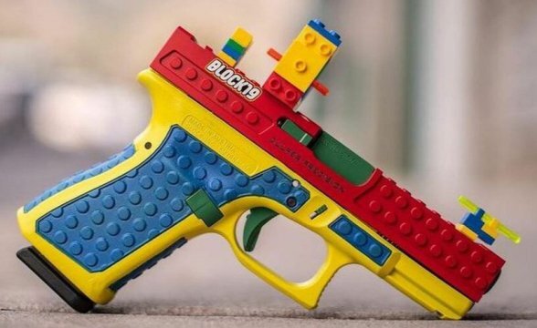 Забавный факт: в США нельзя производить игрушечное оружие, которое похоже на настоящее, но наоборот этот закон не действует. То есть делать оружие, напоминающее игрушки, никто не запрещает. Тем не менее, американская оружейная компания столкнулась с трудностями, когда выпустила Glock 19, который выглядит так, словно сделан из кубиков LEGO.

Компания Culper Precision заявляет, что её лего-модифицированный Glock 19, выпущенный под маркой Block19, был разработан для того, чтобы «подчеркнуть истинное удовольствие от стрелкового спорта». Цель этого пистолета – показать, что оружие предназначено «для всех» и что «владение огнестрельным оружием и ответственная стрельба – это действительно приятное занятие».

Однако в США за один только прошлый год из-за инцидентов, связанных с огнестрельным оружием, погибло 140 человек, так что участники кампании по контролю за огнестрельным оружием ожидаемо оказались не в восторге. Они назвали пистолет безответственным и опасным и сообщили о нем в Данию – в офис компании LEGO.

Шеннон Уоттс, глава группы Everytown for Gun Safety, признается что это именно её организация связалась с LEGO по поводу модифицированного Block19. После этого датская компания отправила в Culper Precision письмо с требованием «прекратить производство и вВ США изъяли из производства настоящий пистолет, который выглядит как игрушка LEGOоздерживаться от подобного впредь».

Президент компании Culper Precision, в свою очередь, не стал сопротивляться. Посовещавшись со своим юристом, он принял решение прекратить производство Block 19. Модель уже пропала с сайта компании – так что теперь это раритет, за которым будут гоняться коллекционеры.