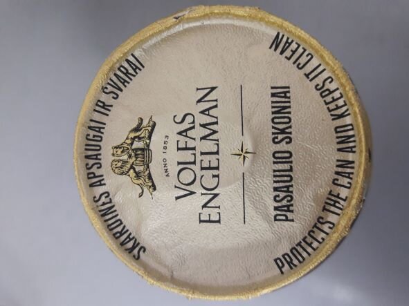 Сверху на банке фольгированная крышка золотистого цвета.