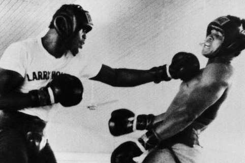 Ларри Холмс спаррнингует с легендарным Мохаммедом Али