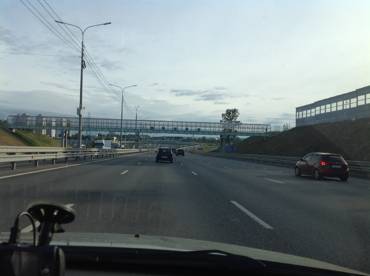 Тут 5-я полоса для ухода на разворот. Листайте.