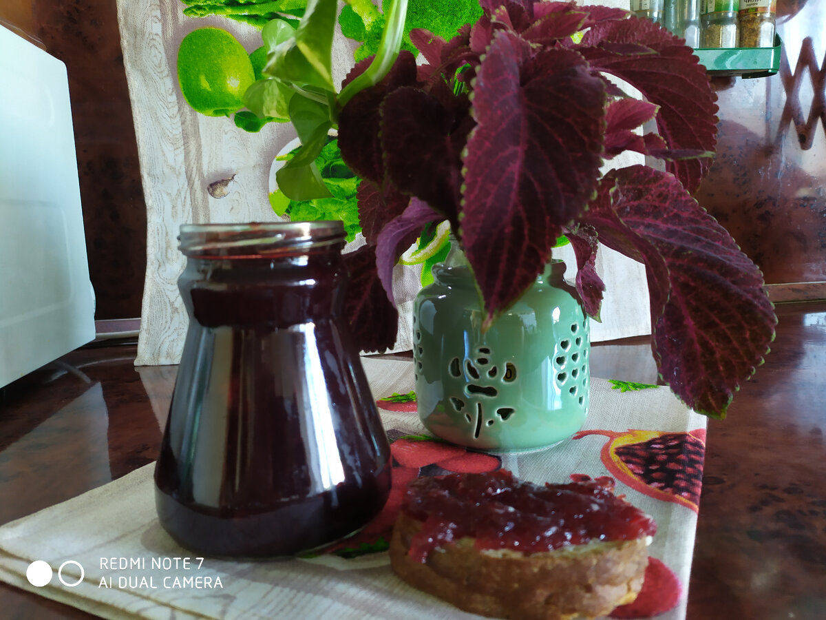 Баночка с желе на зиму