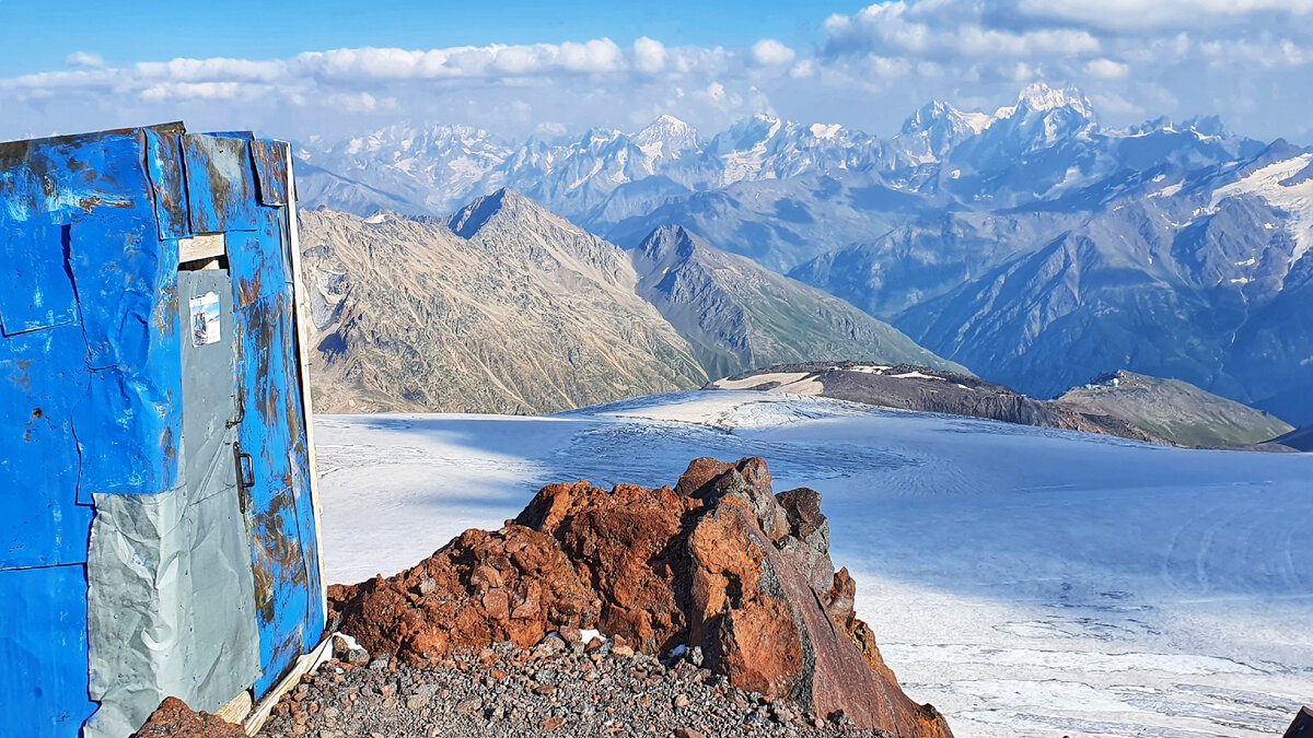 Вот он, наш туалет в Як-Приюте. Да, виды из моего туалета целых три дня были лучше, чем из всех ваших квартир вместе взятых )))