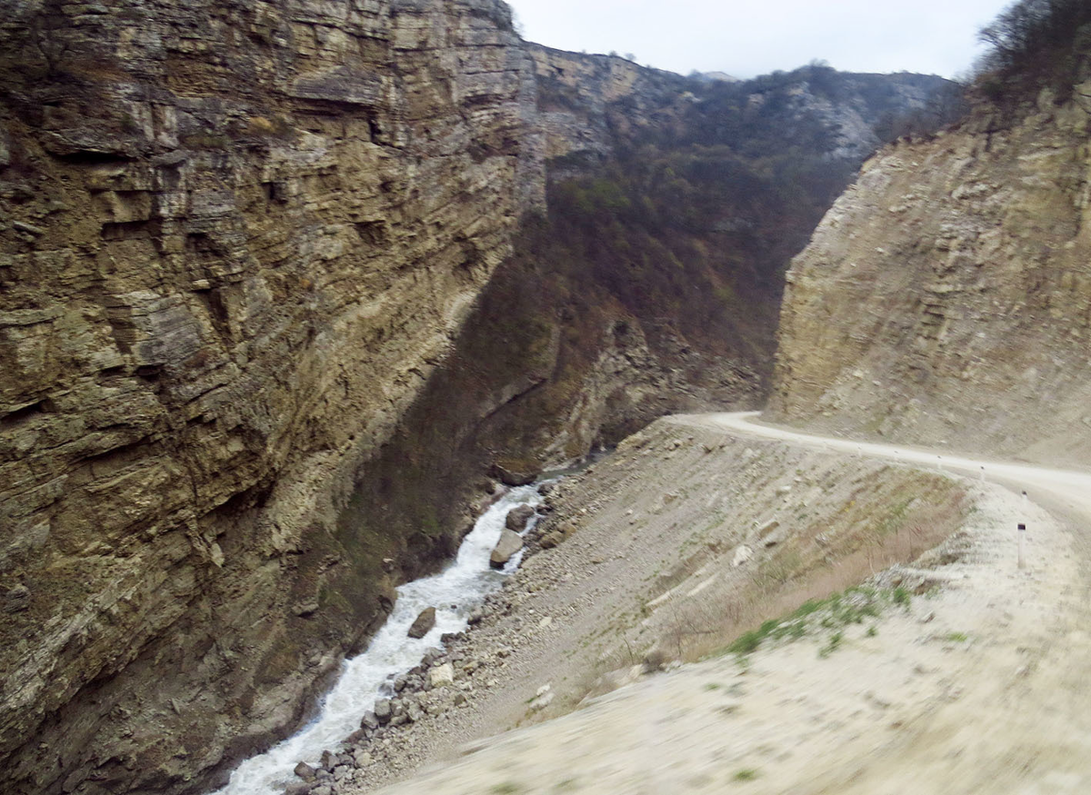 В 12 километрах от Шатоя гигантское Аргунское ущелье сжимается в узкий коридор: В котором на ничего не подозревающего туриста сначала выпрыгивают  какие-то мостики да верёвки высоко над дорогой, затем